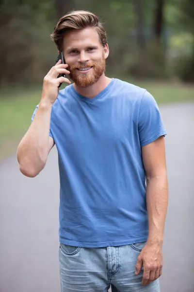 Porträtt Leende Man Talar Telefon — Stockfoto