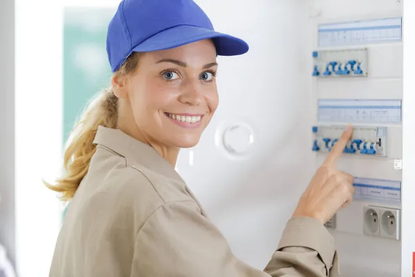 Vrouwelijke Werknemer Inspecteren Zekeringkast — Stockfoto