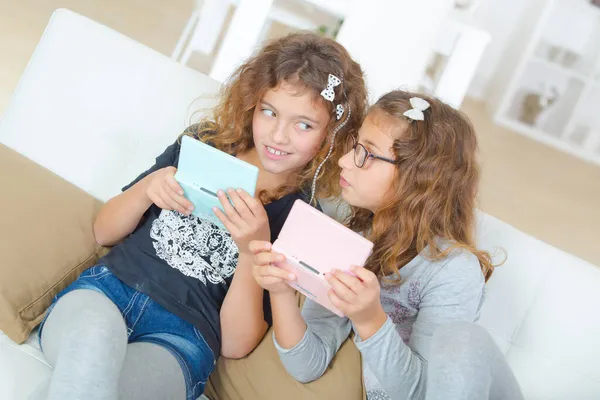 Duas Meninas Jogando Jogos Eletrônicos — Fotografia de Stock