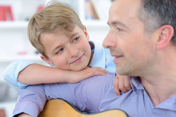 Hombre Tocando Guitarra Niño Apoyado Hombro —  Fotos de Stock