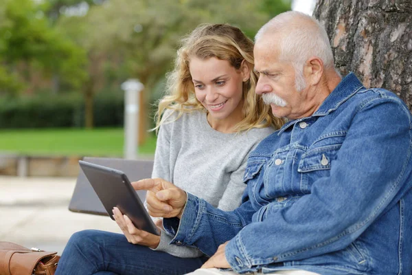 Filha Professor Velho Homem Para Usar Tablet — Fotografia de Stock
