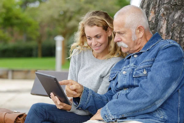 Hija Maestro Anciano Utilizar Una Tableta —  Fotos de Stock