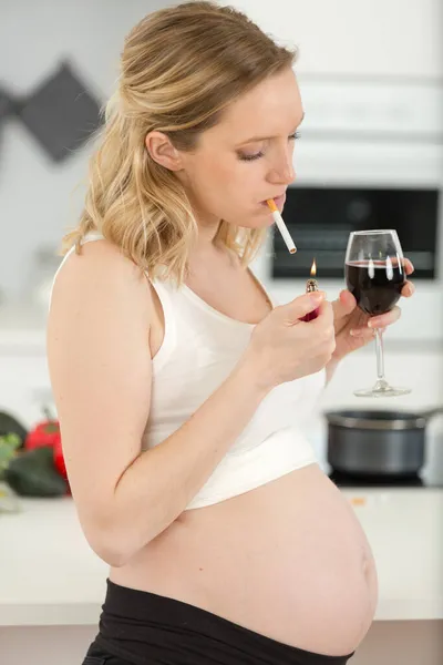 Pregnant Woman Drinking Alcohol Smoking Cigarettes — Stock Photo, Image