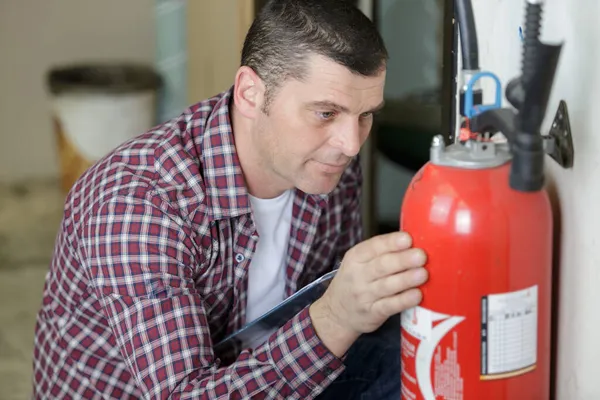 Hombre Inspeccionando Extintor Incendios —  Fotos de Stock