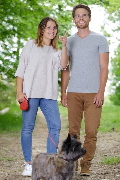 Молодая Пара Выгуливает Собаку Весеннем Парке — стоковое фото