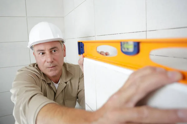 Hombre Reparación Hombre Medición Gabinete Cocina —  Fotos de Stock