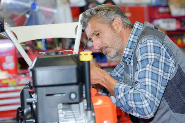 Masculino Mecânico Diagnóstico Processamento Garagem Automóvel — Fotografia de Stock