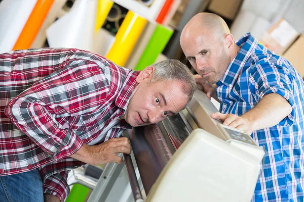 Dois Trabalhadores Verificando Uma Impressora Jato Tinta Grande Formato — Fotografia de Stock