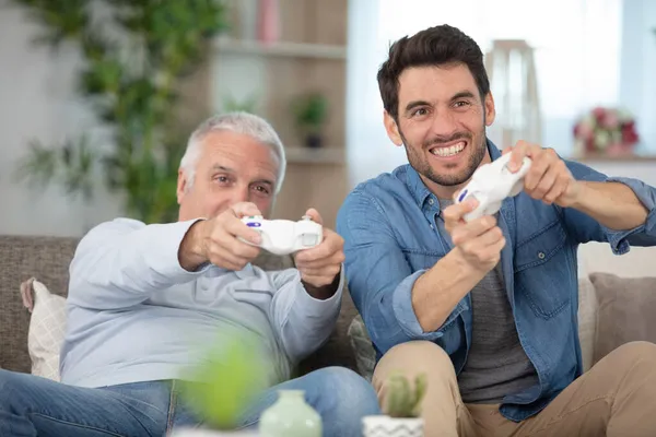 Filho Maduro Pai Idoso Jogando Videogame Divertindo — Fotografia de Stock