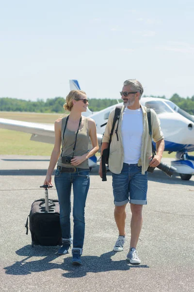 Pareja Caminando Desde Avión Charter —  Fotos de Stock