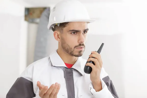 Estresado Edificio Joven Usando Walkie Talkie — Foto de Stock