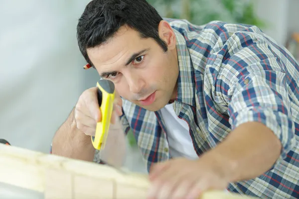 Een Man Hout Aan Het Snijden — Stockfoto