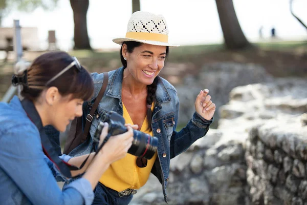 Portret Van Drie Vrouwelijke Vrienden Vakantie — Stockfoto