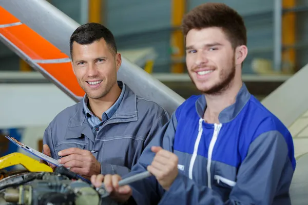 Feliz Dois Mecânicos Trabalhando Hangar — Fotografia de Stock