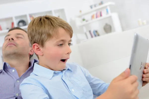 Ein Kleiner Junge Macht Gesichter — Stockfoto