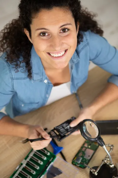 Mulher Feliz Corrigindo Computador Desktop — Fotografia de Stock