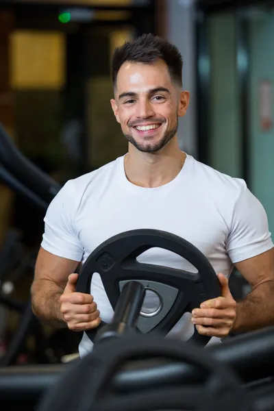 Een Man Bereidt Een Trainingsmachine Voor — Stockfoto