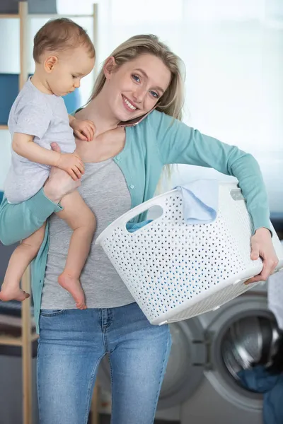 洗濯機付き洗濯機のお母さん主婦と子供の娘 — ストック写真