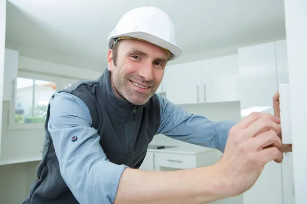 Retrato Empreiteiro Masculino Que Trabalha Cozinha — Fotografia de Stock