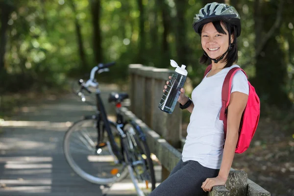 Ευτυχισμένη Νεαρή Γυναίκα Ιππασία Ποδήλατο Έξω Υγιεινό Τρόπο Ζωής — Φωτογραφία Αρχείου
