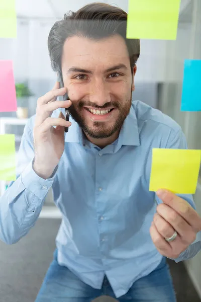 Managertalking Cellphone Explaining Gesturing — Stock Photo, Image