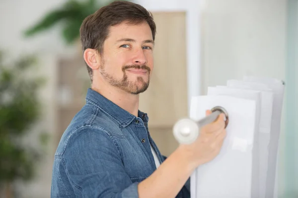 Hombre Feliz Colgando Riel Cortina — Foto de Stock