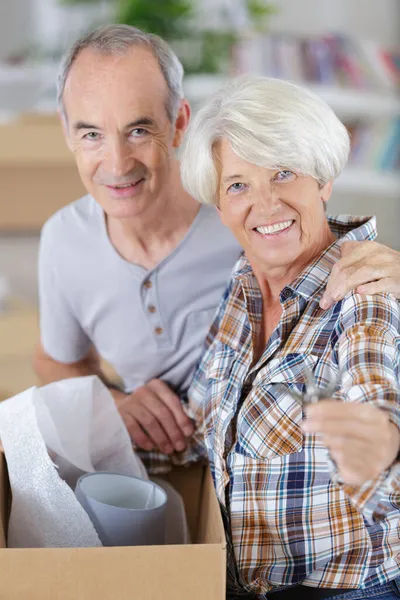 快乐的年长夫妇显示房子钥匙 — 图库照片