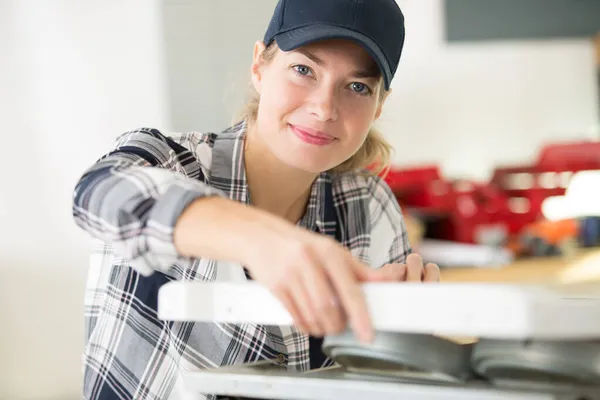 Porträtt Kvinnliga Arbetare Köket — Stockfoto