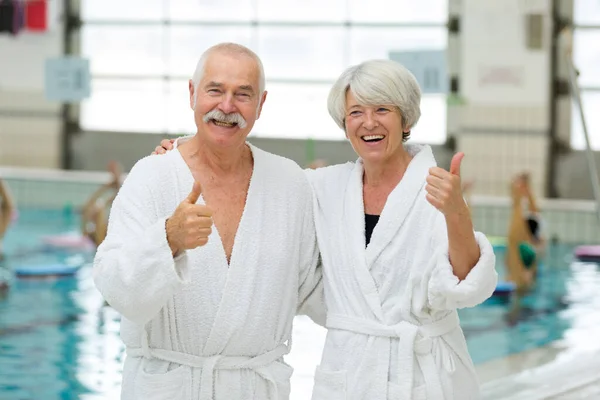 Älteres Ehepaar Auf Pool Deck — Stockfoto