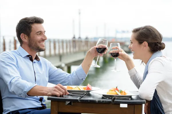 Çift Nehir Kenarında Yemek Yiyor Kırmızı Şarapla Kadeh Kaldırıyor — Stok fotoğraf