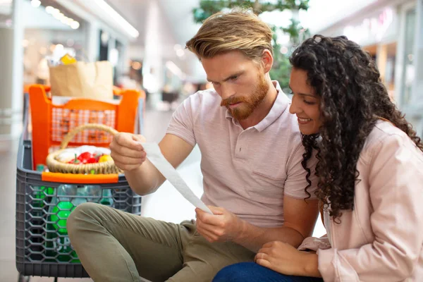 Pareja Sosteniendo Factura Sección Comestibles Supermercado — Foto de Stock