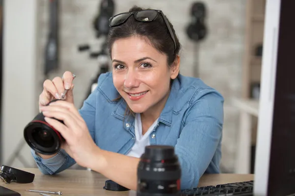 Mulher Positiva Limpando Uma Lente Câmera Com Escova — Fotografia de Stock