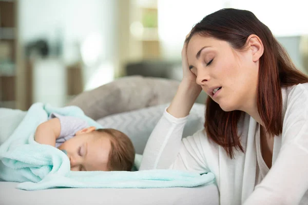 Tired Mother Sleeping Her Baby — Stock Photo, Image