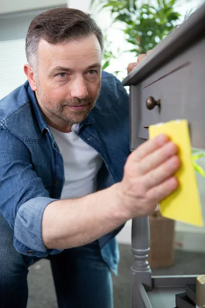 Rengöring Arbetare Bort Smuts Från Huset — Stockfoto