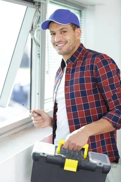 Reparador Masculino Levando Chave Fenda Janelas Reparação Caixa Ferramentas — Fotografia de Stock