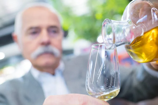 Porträtt Äldre Man Som Dricker Whisky — Stockfoto