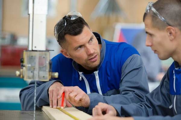 Man Skära Trä Hennes Lärlingsutbildning — Stockfoto