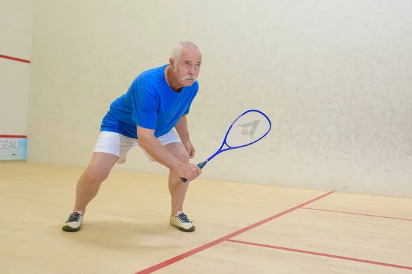 Aktív Idősebb Férfi Squash Pályán — Stock Fotó