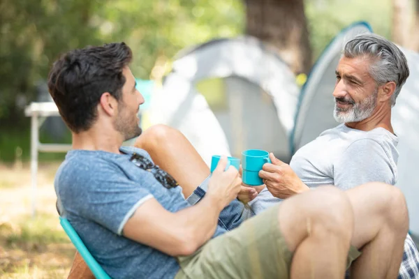 Dos Hombres Disfrutando Camping — Foto de Stock