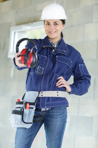 Attraente Donna Lavoratore Mostrando Cuffie Auricolari — Foto Stock