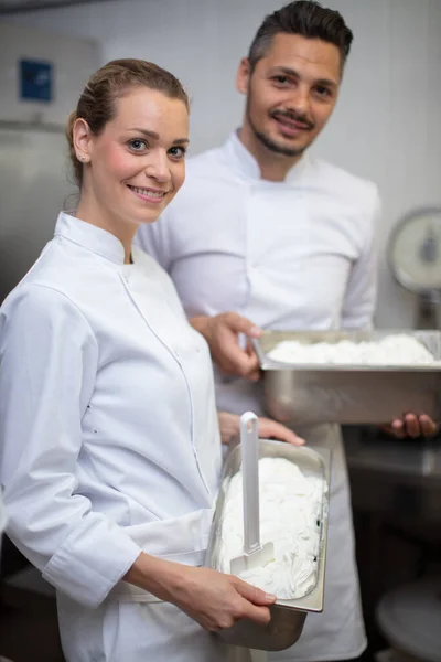 Muž Žena Zmrzlina Výrobce Pracuje Továrně — Stock fotografie