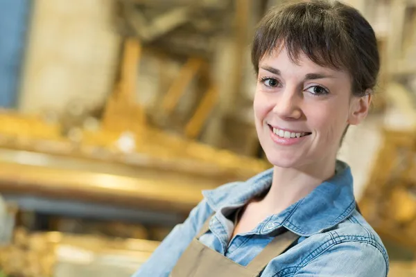 Portret Van Jonge Vrouwelijke Ambachtelijke Dragen Een Schort — Stockfoto