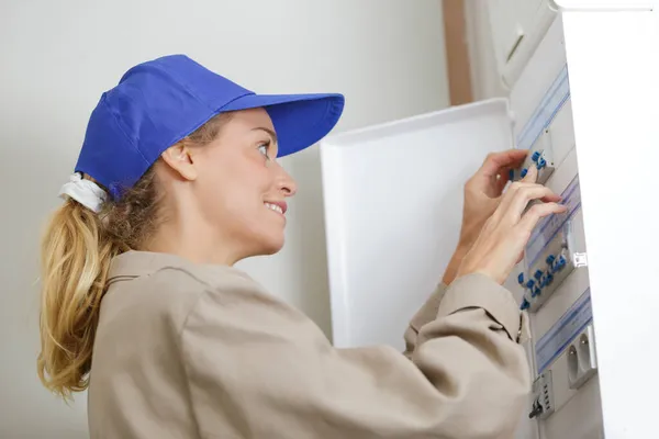 Retrato Una Mujer Que Mide Corriente Eléctrica —  Fotos de Stock