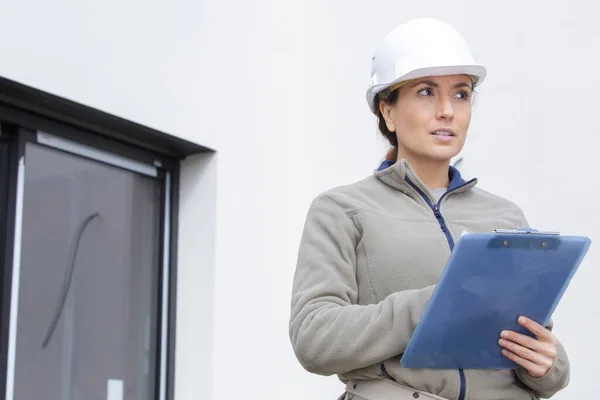 Una Mujer Arquitecto Lista Comprobación —  Fotos de Stock