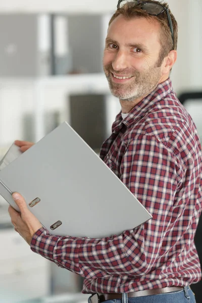 Empregado Feliz Trabalhando Escritório — Fotografia de Stock