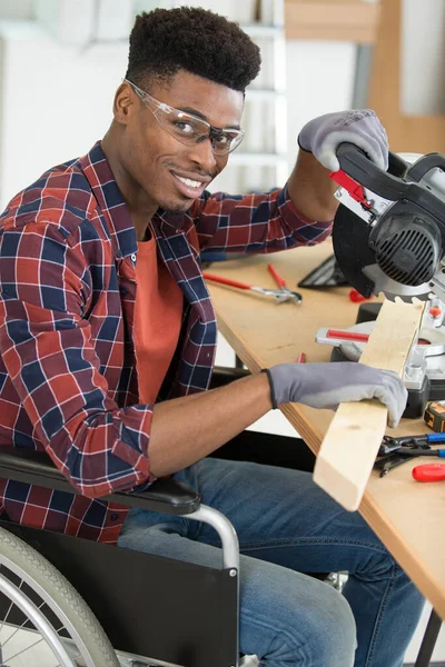 Uomo Sedia Rotelle Assemblaggio Armadio Legno — Foto Stock