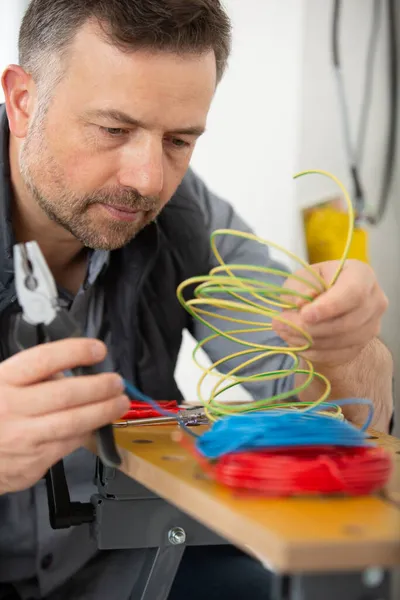 Constructor Electricista Masculino Que Trabaja Con Cables — Foto de Stock
