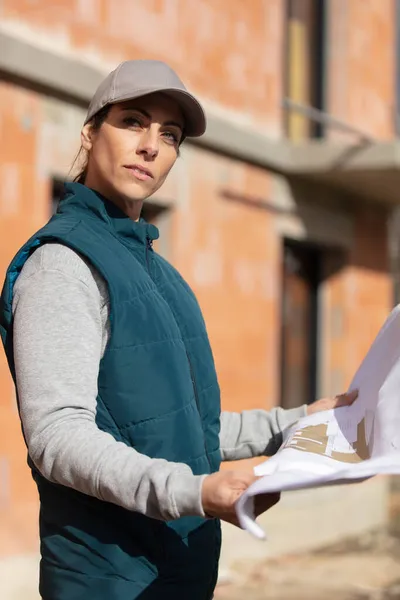 Mujer Ingeniero Está Pie Frente Sitio Construcción —  Fotos de Stock