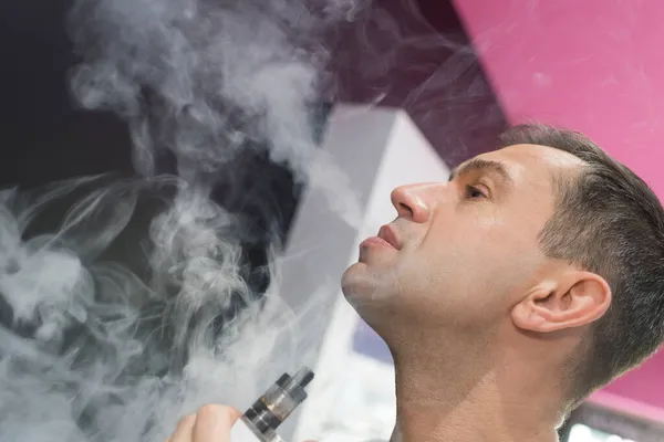 Egy Férfi Dohányzik Párologtatóval — Stock Fotó