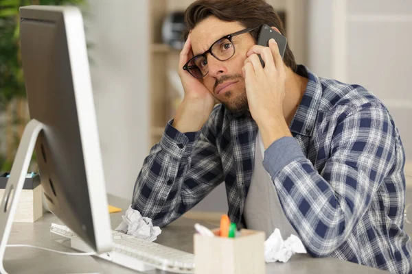 Κουρασμένος Επιχειρηματίας Μιλάει Στο Τηλέφωνο Στο Γραφείο — Φωτογραφία Αρχείου